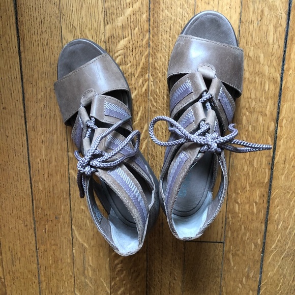 Like NEW Sorel Sandals Size 8 - Picture 2 of 8